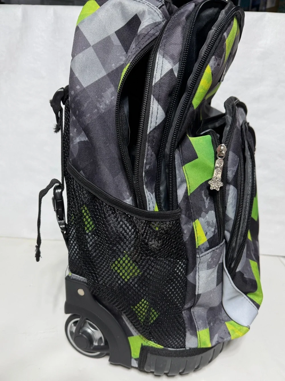 Tilami Green & Grey Triangle 19 Inch Kids Rolling Backpack w lunch bag